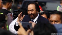 Surya Paloh melakukan salam hormat.
