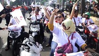 Pendukung Jokowi mengantar pasangan Jokowi-Maruf Amin mendaftar ke KPU.