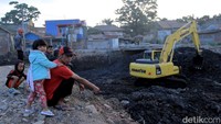 Pembangunan kolam retensi atau embung-embung air menjadi pilihan dari pemerintah untuk mengatasi masalah banjir yang kerap menggenangi kampung tersebut setiap musim hujan tiba.