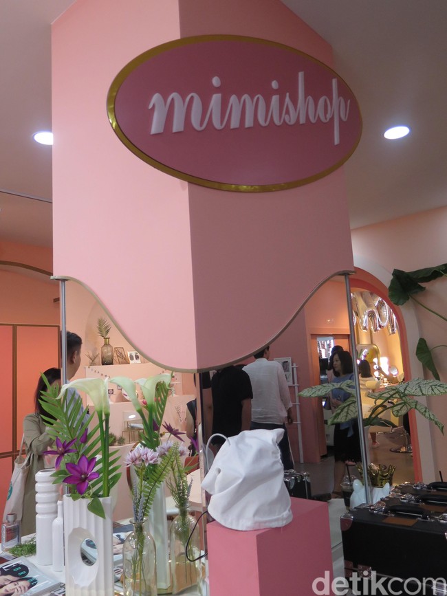 Salon Mimi Shop juga banyak dihiasi bunga-bunga, boks makeup, dan nuansa pink yang membuatnya semakin menggemaskan. Foto: Rahmi Anjani/Wolipop
