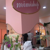 Salon Mimi Shop juga banyak dihiasi bunga-bunga, boks makeup, dan nuansa pink yang membuatnya semakin menggemaskan. Foto: Rahmi Anjani/Wolipop