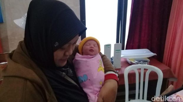 Baru Lahir, Bayi Perempuan Ditinggalkan di Dapur Warga Blitar