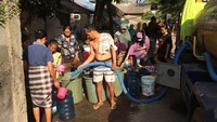 bantuan air bersih dan sanitasi difokuskan pada lokasi pengungsian, rumah sakit, dan permukiman yang dihuni banyak penduduk. Selain mendatangkan peralatan dari luar, Kementerian PUPR juga mengoptimalkan sumur bor yang telah dibangun sebelumnya sebagai sumber air bersih masyarakat. Istimewa/Dok. Kementerian PUPR.