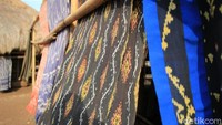 Menyebut Sumba, tak lengkap tanpa kain tenun yang dibuat tangan. Tiap kain dijual dengan motif berbeda yang cantik (Randy/detikTravel)