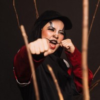 Foto kedua, wajah Chacha dilukis dengan tema badak bercula satu atau kaka. Bentuk segitiga di hidung Chacha dilukiskan sebagai cula satu. Riasan unik ini merupakan karya MUA bernama Victoria. Foto: Diera Bachir