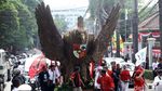 Burung Garuda Raksasa Antar Jokowi-Maruf Amin ke KPU