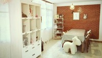 Lagi-lagi ada cafe yang sediakan kelinci lucu. Interiornya didesain senyaman mungkin. Jadi kalau makan di Lucky Bunny Cafe di Chiang Mai, serasa makan di sumah sendiri. Foto:  Lucky Bunny Cafe  
