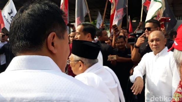 Kepala Staf Kepresidenan Moeldoko serta Koordinator Staf Khusus Presiden Teten Masduki terlihat ada di dalam rombongan