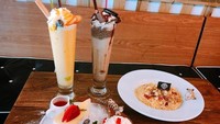  The Animal Cafe Restaurant terletak di wilayah Sathupradit 19, Bangkok. Cafe ini menyediakan burung hantu cantik, rubah fennec, dan chincilla. Kamu harus beli minimal segelas minuman untuk bisa bermain dengan hawan-hewan itu. Foto: The Animal Cafe Restraurant