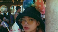 Saat traveling ke Tokyo, Lisa menyempatkan mampir untuk membeli segelas minuman dingin dengan es krim. Ia tampil makin cantik dengan topi yang ada pitanya. Foto: instagram @lisa.blackpink