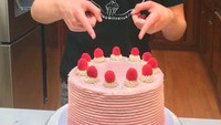 Ia mengasah sendiri bakatnya dengan rajin menonton channel masak di YouTube dan tv. Saya belajar dari program televisi Fpod Network dan YouTube, tuturnya pada Metro UK (8/8). Foto: Instagram ryanwilsonbakes
