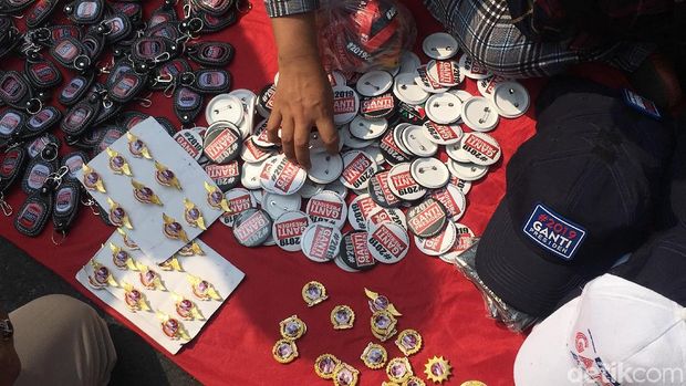 Pernak-pernik lain yang dijual