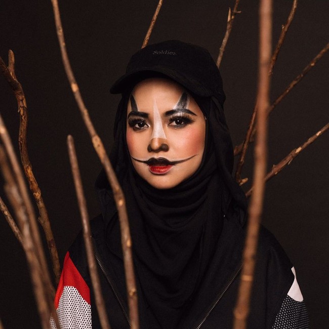 Dalam bidikan fotografer populer Diera Bachir, Chacha tampil unik dengan riasan wajah ala maskot Asian Games. Pertama, ia dirias ala atung atau rusa bawean yaitu rusa yang ditemukan di Pulau Bawean Gresik. Foto: Diera Bachir