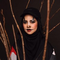 Dalam bidikan fotografer populer Diera Bachir, Chacha tampil unik dengan riasan wajah ala maskot Asian Games. Pertama, ia dirias ala atung atau rusa bawean yaitu rusa yang ditemukan di Pulau Bawean Gresik. Foto: Diera Bachir