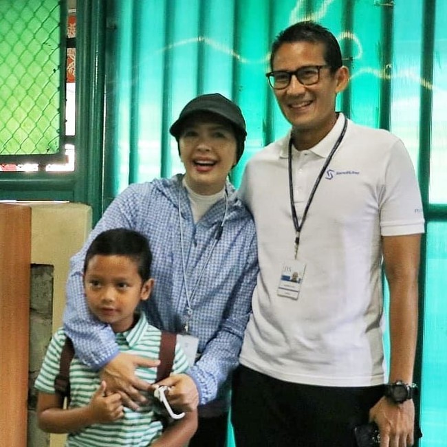 Nur Asia sering tertangkap kamera mengenakan jaket olahraga dengan berbagai motif. Jaket hoodie berukuran oversized cocok dipilih oleh hijabers untuk berolahraga. Foto: Instagram/nurasiauno