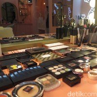 Sebagian produk makeup yang digunakan untuk mendandani pelanggan yang berbeda di setiap episodenya. Foto: Rahmi Anjani/Wolipop