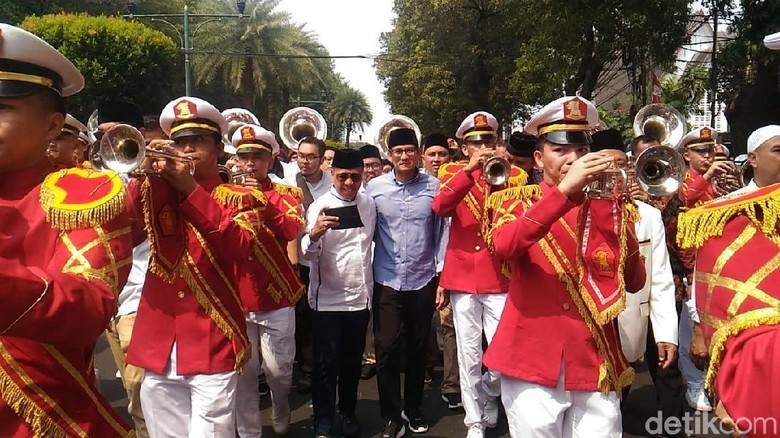 Dari Masjid Sunda Kelapa Sandiaga Uno Jalan Kaki ke KPU Dari Masjid Sunda Kelapa Sandiaga Uno Jalan Kaki ke KPU