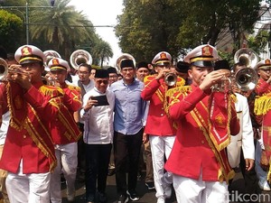Dari Masjid Sunda Kelapa, Sandiaga Uno Jalan Kaki ke KPU