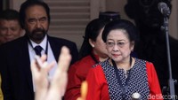 Megawati dan Surya Paloh berdiri di panggung utama.
