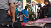 Seorang pria di Bandung nekat menyetubuhi remaja perempuan berusia 13 tahun. Parahnya, pria berinisial FS alias Farid (26) itu merekam adegan mesum itu dan disebarkan melalui media sosial (medsos).