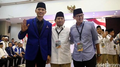 Potret Prabowo Diapit Sandiaga dan AHY saat Daftar ke KPU