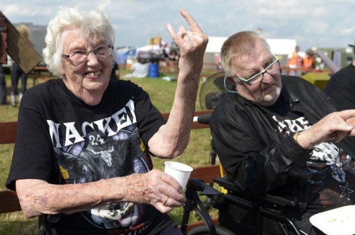 Lansia Tonton Konser Metal