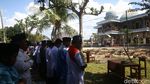 Masjid Rusak Akibat Gempa, Warga Lombok Salat di Halaman