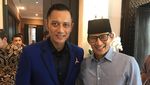Senyum Sandiaga dan AHY Saat Foto Bersama