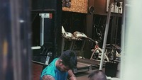Tak hanya itu, dia pun benar-benar menerapkan gaya hidup sehat. Kepada detikHealth beberapa waktu lalu ia berujar, aku suka hiking selain nge-gym ya, berenang juga. (Foto: Instagram/robbypurba) 