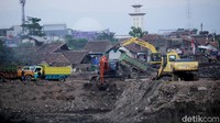Sejumlah alat berat masih melakukan pengerukan.