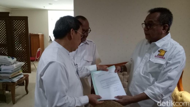 M Taufik Serahkan Surat Mundur Sandiaga ke DPRD DKI