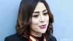 Gaya Serba Hitam Selvi Kitty dan Sandal Bulu