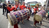 Musik gendang mengiringi pawai mereka.