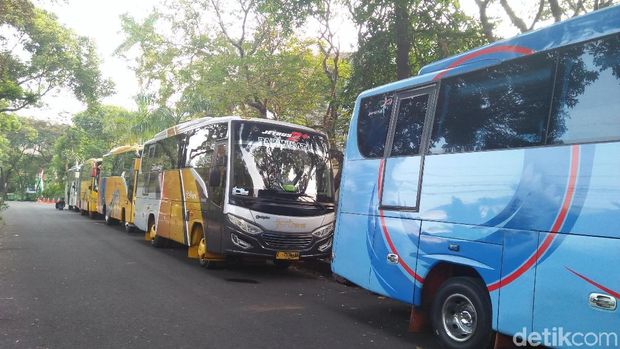 Jelang Pendaftaran Capres, 6 Bus Terparkir di Rumah Prabowo