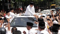 Prabowo menyalami pendukungnya.