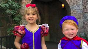 Totalitas! Bocah Ini ke Disneyland Pakai Kostum Tokoh Disney
