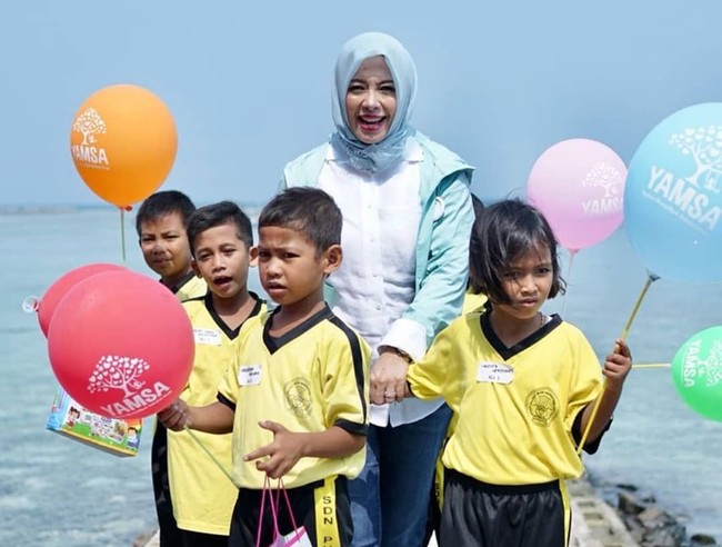 Di luar kegiatan formal, istri cawapres Sandiaga Uno ini juga sering tampil sporty mengenakan jaket atau kaos. Gayanya yang kasual membuatnya terlihat segar dan awet muda. Foto: Instagram/nurasiauno