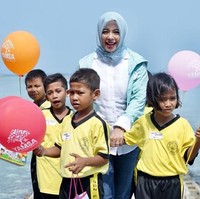 Di luar kegiatan formal, istri cawapres Sandiaga Uno ini juga sering tampil sporty mengenakan jaket atau kaos. Gayanya yang kasual membuatnya terlihat segar dan awet muda. Foto: Instagram/nurasiauno