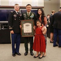 Saat usianya 36 tahun, prestasi gemilang kembali didapat Agus Harimurti Yudhoyono. Dia lulus dengan IPK 4 dari pendidikan militer setingkat Sekolah Staf Komando Angkatan Darat (Seskoad) di Command and General Staff College (CGSC) di Fort Leavenworth, Kansas, Amerika Serikat. Foto ini adalah momen ketika dirinya meraih penghargaan atas prestasinya tersebut. Foto: Dok. Instagram Agus Harimurti Yudhoyono/Ani Yudhoyono