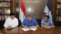 Prabowo menyaksikan SBY meneken dokumen pengusungan Prabowo-Sandiaga (Foto: Anung Anindito)
