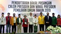 Pasangan capres-cawapres Jokowi-Maruf Amin berfoto bersama para ketua umum partai politik pengusung.