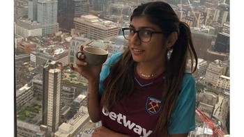 Tapi sepertinya juara bursa transfer ini adalah West Ham yang sukses merekrut Mia Khalifa. Foto: Istimewa