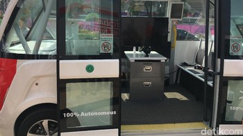 Bus tanpa sopir itu sudah terparkir di halaman Telkomsel 5G Experience Center. Berdasarkan pantauan detikINET, bus tanpa sopir itu memiliki delapan kursi dan terpasang empat handle grip untuk orang yang ingin berdiri. Foto: Agus Tri Haryanto/detikINET
