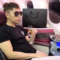 Satu lagi tas Gucci favorit Roy Kiyoshi, yakni Gucci signature leather bag yang harganya juga diperkirakan hampir mencapai puluhan juta rupiah. Tas berwarna hitam tersebut menemani penampilan Roy saat terbang di kelas bisnis Qatar Airways. (Foto: Instagram/@roykiyoshi)