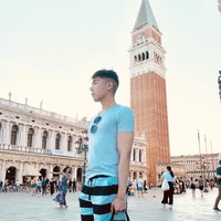 Gaya Roy Kiyoshi saat berlibur di Venesia, Italia. Pria yang belakangan ini santer disebut baru menjalani operasi plastik ini memadukan gaya kasualnya dengan tas Kingsnake print soft GG Supreme tote bag. Harganya mencapai US$ 1.290 atau sekitar Rp 19 juta. (Foto: Instagram/@roykiyoshi)