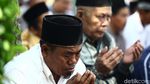 Masjid Rusak Akibat Gempa, Warga Lombok Salat di Halaman