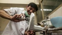 Pusat Rehabilitasi Yakkum membuat alat bantu bagi kaum difabel seperti prostesis, kaki palsu, prototipe, ortohotik dan ortopedi.