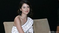 Laura Basuki tampil menawan dan cantik saat menghadiri acara di kawasan Senayan. Ia tampak mengekspose bahu indahnya dengan dress kotak-kotak. Foto: Palevi S/detikFoto