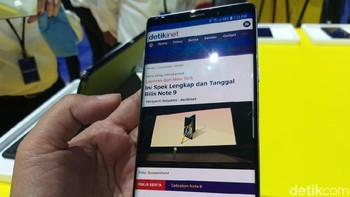 Baterainya berkapasitas 4.000 mAh dengan fast charging. Tersedia koneksi Bluetooth, jack audio, WiFi, NFC dan LTE. Foto: detikINET/Meliyanti Setyorini