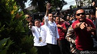 Jokowi melambaikan tangan saat tiba di gedung KPU.